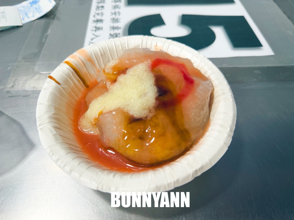 誰說這間小吃沒人來，兩顆肉圓60元有夠划算，大蒜配料隨你加