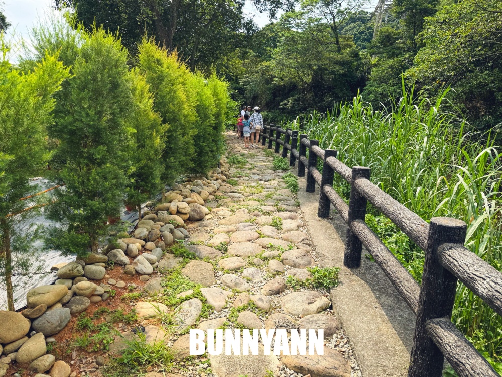 很多人不知道，私房階梯瀑布，零元玩水好開心，溪畔咖啡店也是主打
