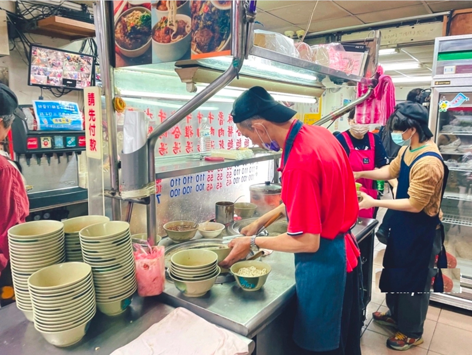 台北【富宏牛肉麵】免費加湯還附可樂喝到飽也太棒了。