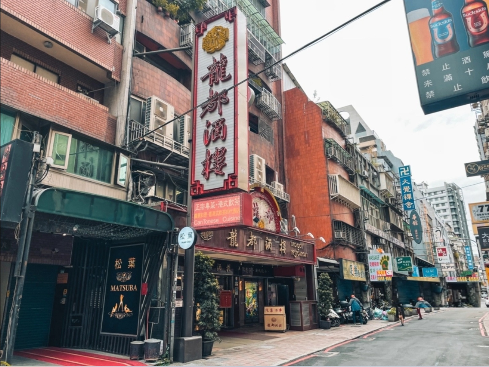 台北【龍都酒樓】40年烤鴨餐廳，拼盤、牛柳和燒賣每樣都好好吃！ @小兔小安*旅遊札記