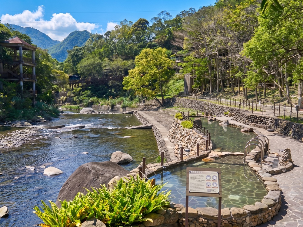 桃園【宇內溪戲水區】合法的溪畔玩水區域 ，溫泉、溪水和環境每樣都無雷