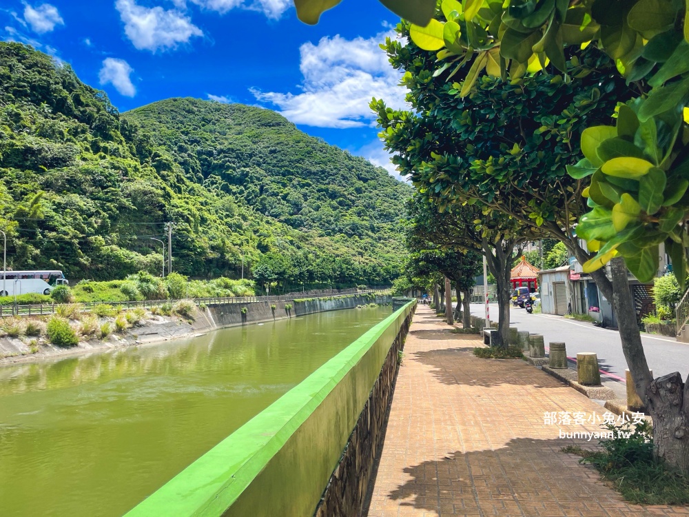 新北【萬里海水浴場】漫步瑪鋉運動公園溪畔步道，終點海水沙灘景色超級美