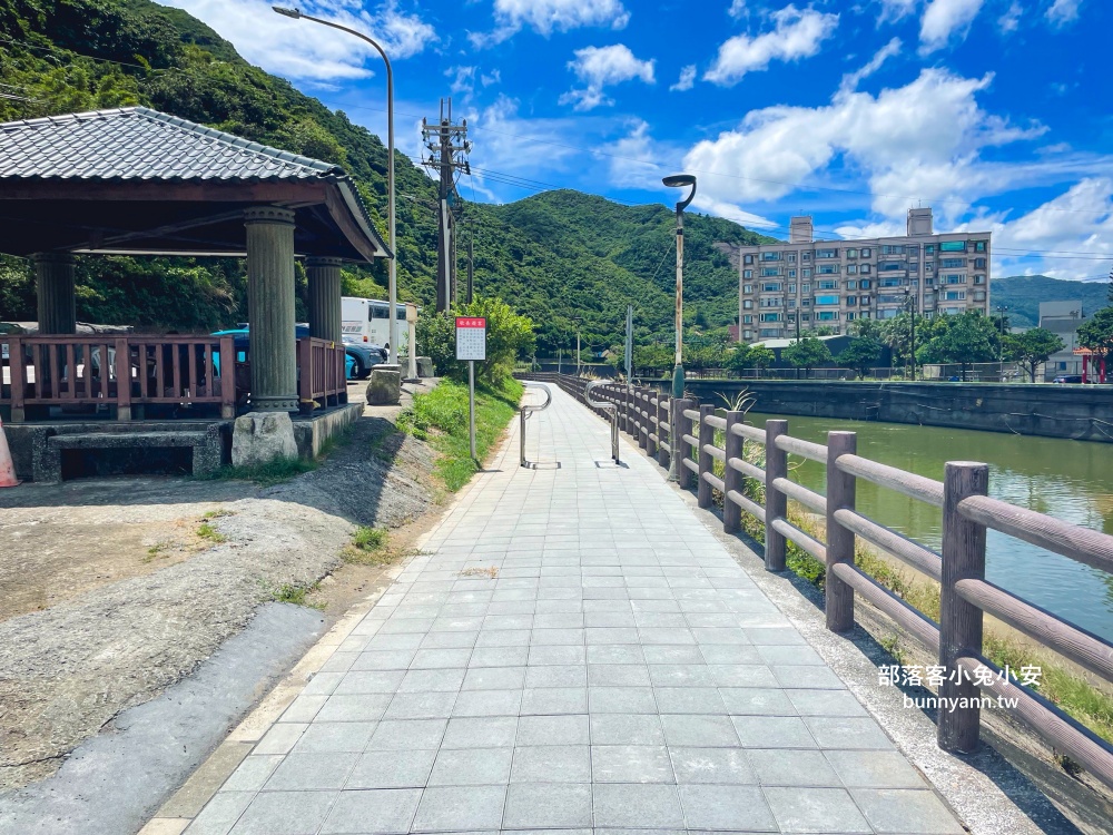 新北【萬里海水浴場】漫步瑪鋉運動公園溪畔步道，終點海水沙灘景色超級美