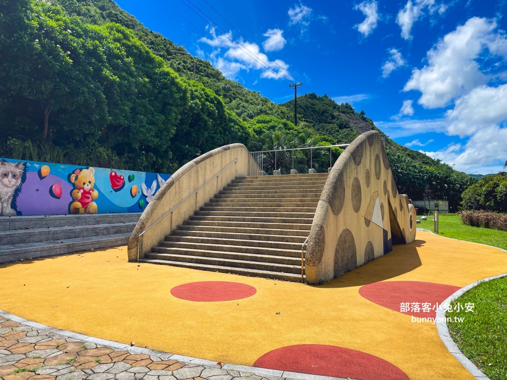 新北【萬里海水浴場】漫步瑪鋉運動公園溪畔步道，終點海水沙灘景色超級美