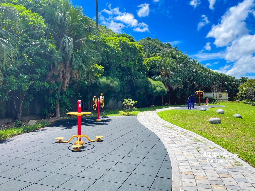 新北【萬里海水浴場】漫步瑪鋉運動公園溪畔步道，終點海水沙灘景色超級美