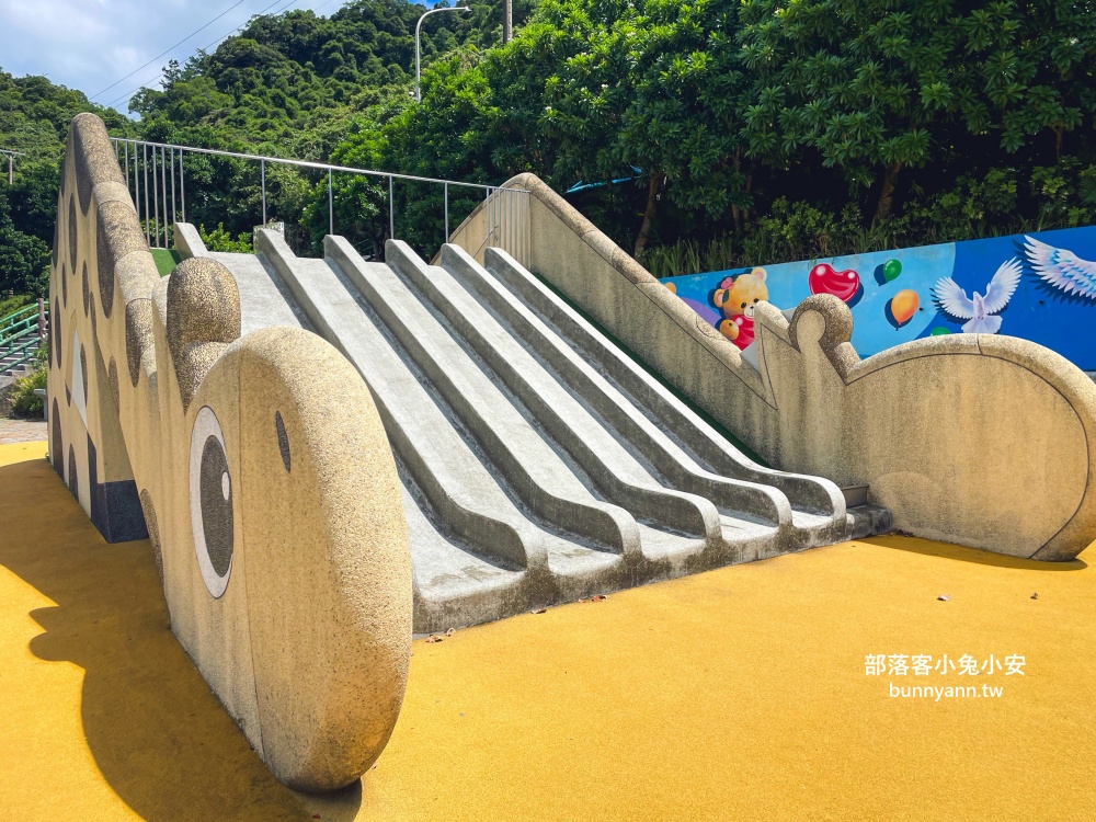 新北【萬里海水浴場】漫步瑪鋉運動公園溪畔步道，終點海水沙灘景色超級美