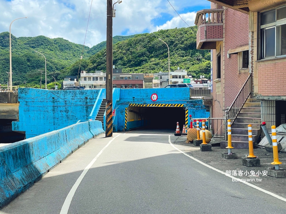 新北【萬里海水浴場】漫步瑪鋉運動公園溪畔步道，終點海水沙灘景色超級美
