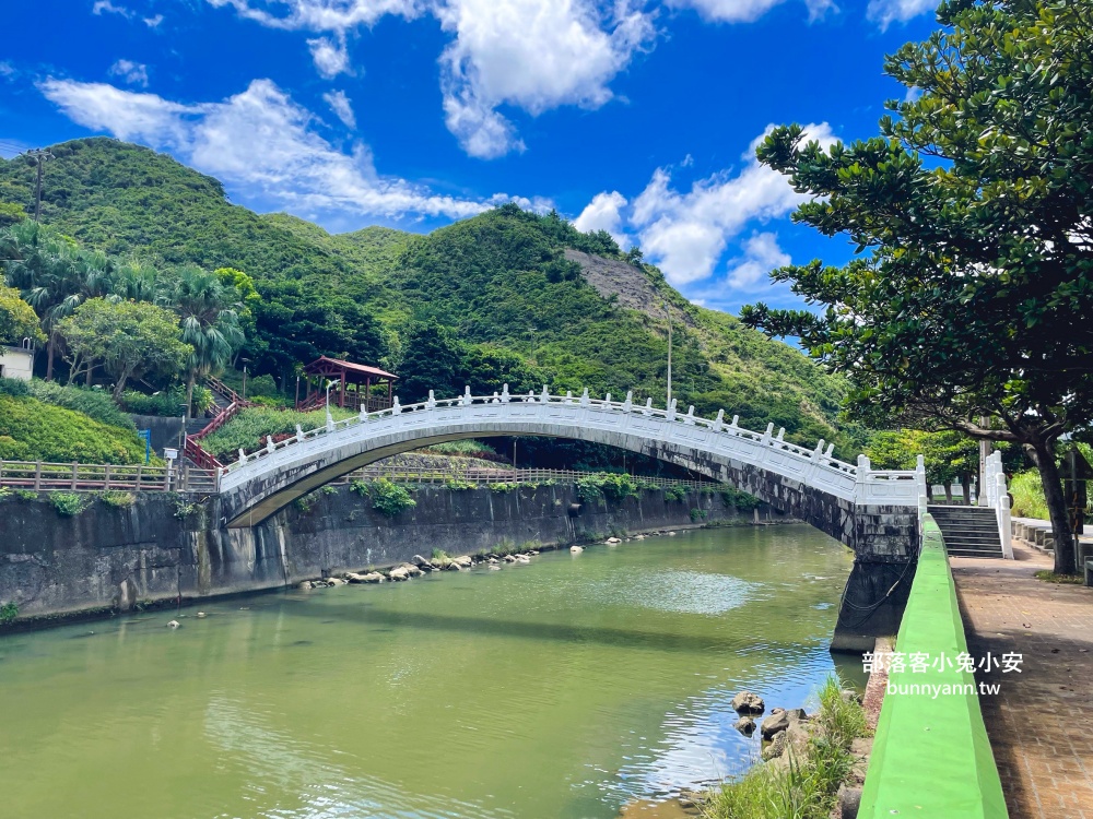 新北【萬里海水浴場】漫步瑪鋉運動公園溪畔步道，終點海水沙灘景色超級美