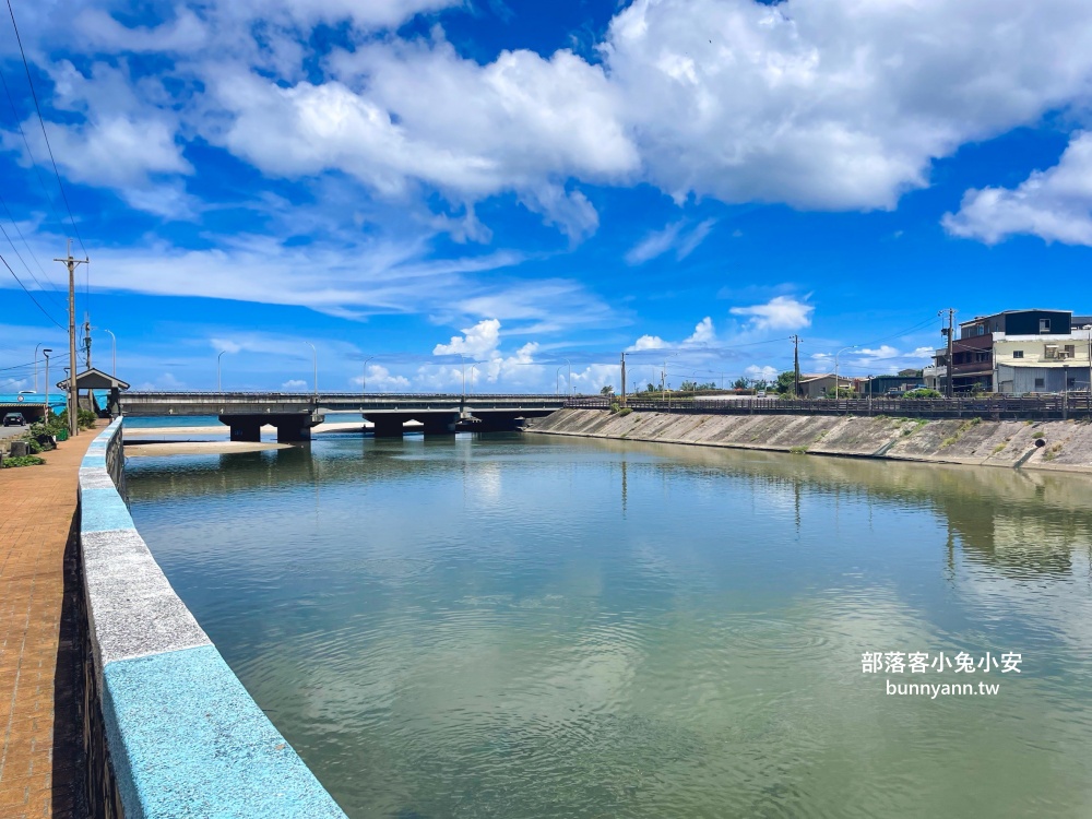 新北【萬里海水浴場】漫步瑪鋉運動公園溪畔步道，終點海水沙灘景色超級美