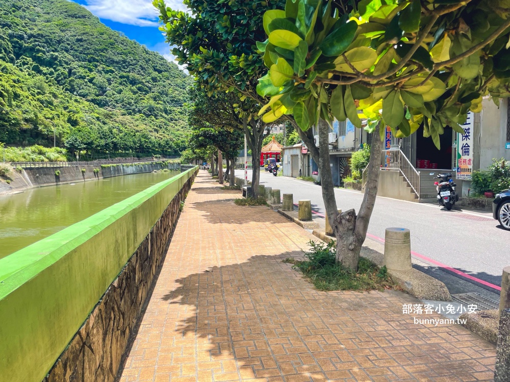 新北【萬里海水浴場】漫步瑪鋉運動公園溪畔步道，終點海水沙灘景色超級美