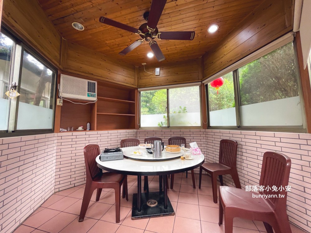 桃園【虎頭山土雞城】隱身深山裡好吃土雞城，小木屋包廂適合聚餐推薦