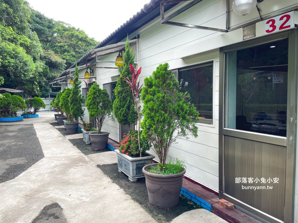 桃園【虎頭山土雞城】隱身深山裡好吃土雞城，小木屋包廂適合聚餐推薦