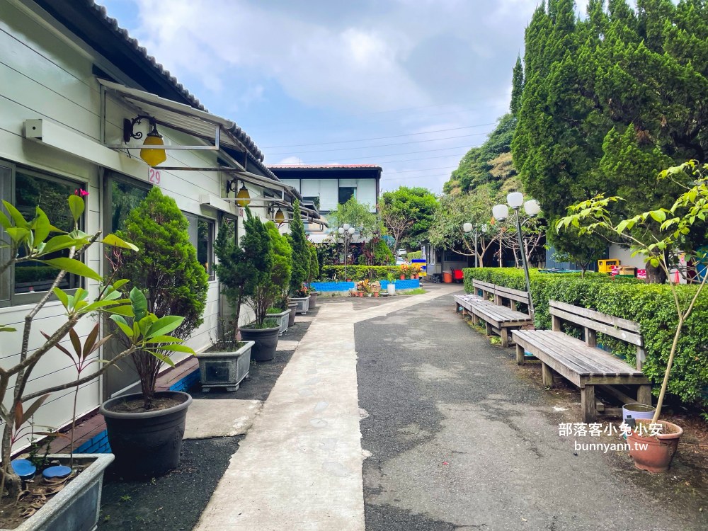 桃園【虎頭山土雞城】隱身深山裡好吃土雞城，小木屋包廂適合聚餐推薦