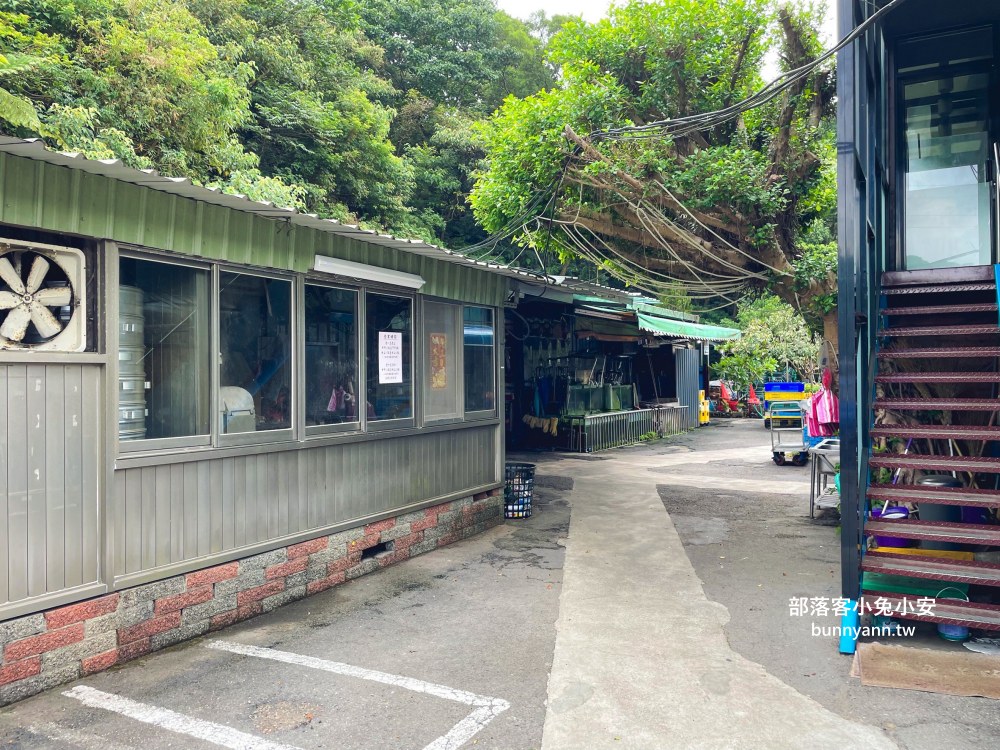 桃園【虎頭山土雞城】隱身深山裡好吃土雞城，小木屋包廂適合聚餐推薦