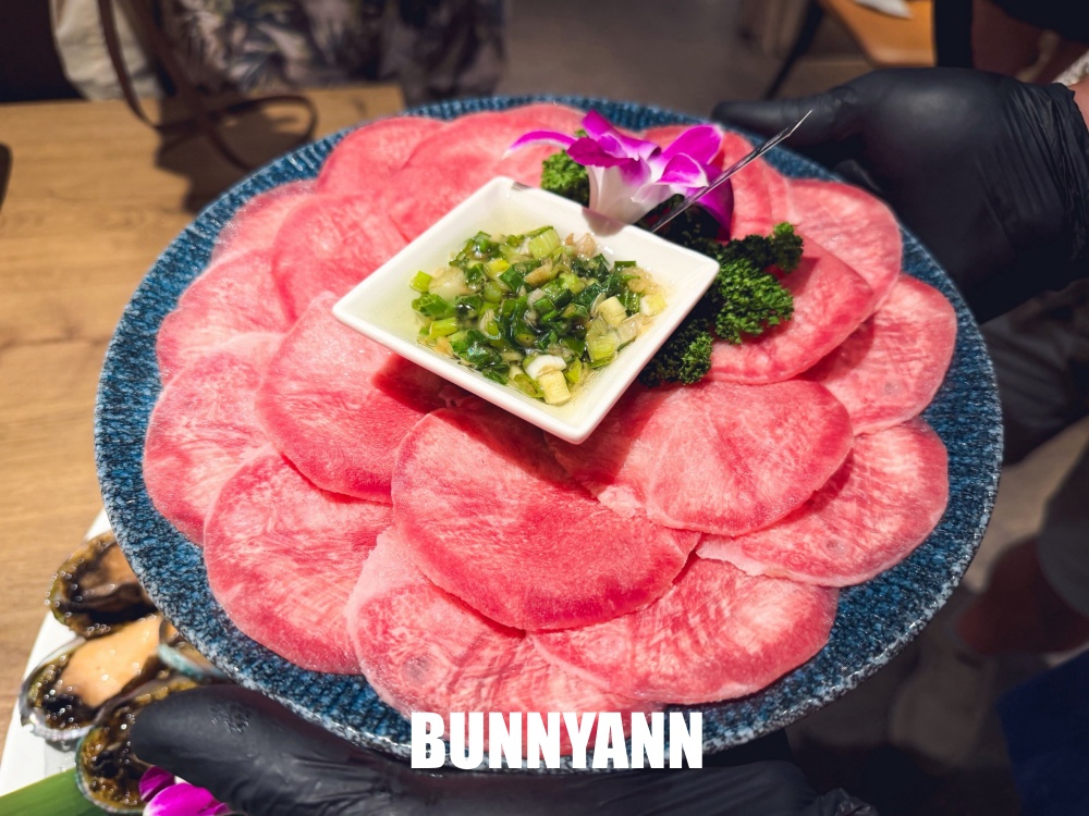 一半的人不知道，是鮑魚雞湯店家，每口都有濃郁膠質，龍蝦買一送一也是主打