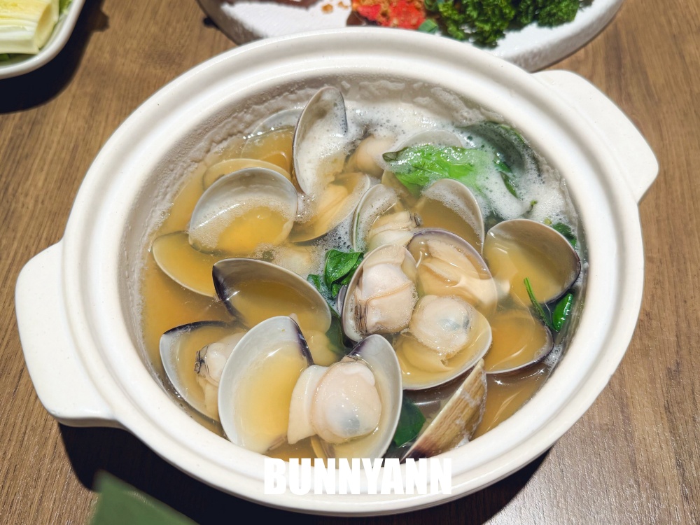 一半的人不知道，是鮑魚雞湯店家，每口都有濃郁膠質，龍蝦買一送一也是主打
