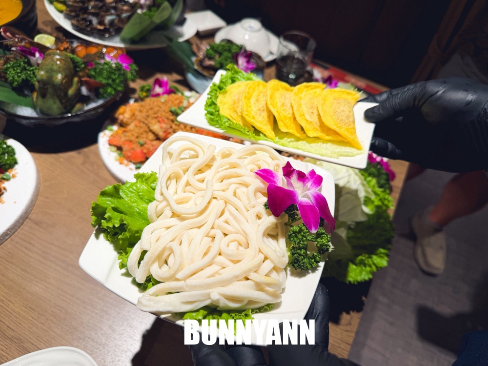 一半的人不知道，是鮑魚雞湯店家，每口都有濃郁膠質，龍蝦買一送一也是主打