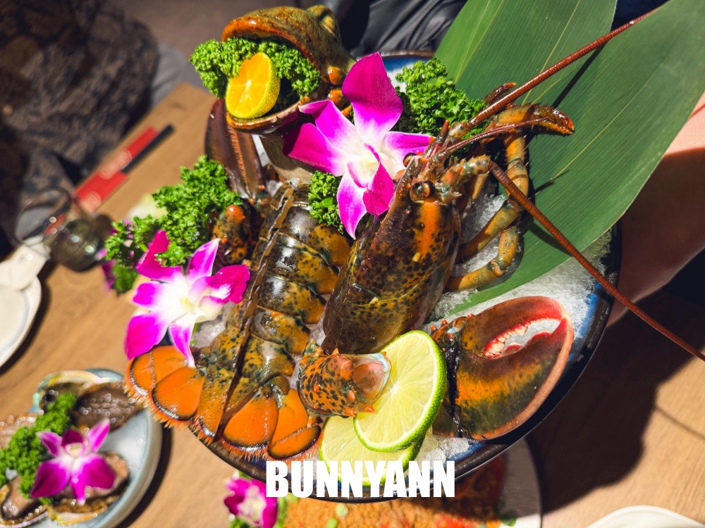 一半的人不知道，是鮑魚雞湯店家，每口都有濃郁膠質，龍蝦買一送一也是主打