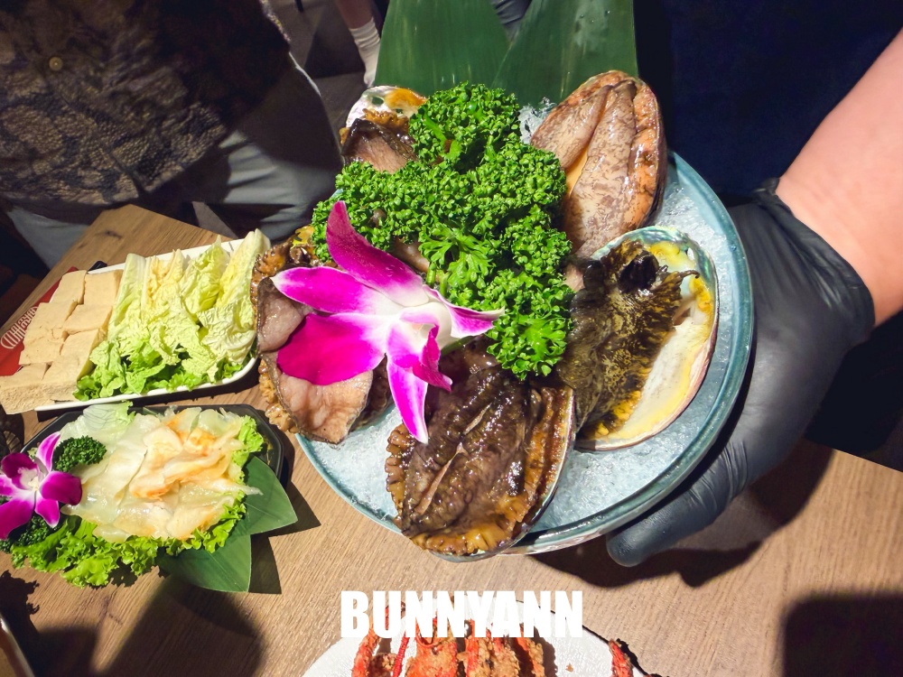 一半的人不知道，是鮑魚雞湯店家，每口都有濃郁膠質，龍蝦買一送一也是主打