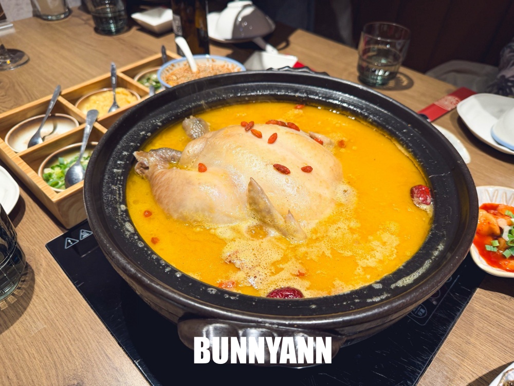 一半的人不知道，是鮑魚雞湯店家，每口都有濃郁膠質，龍蝦買一送一也是主打