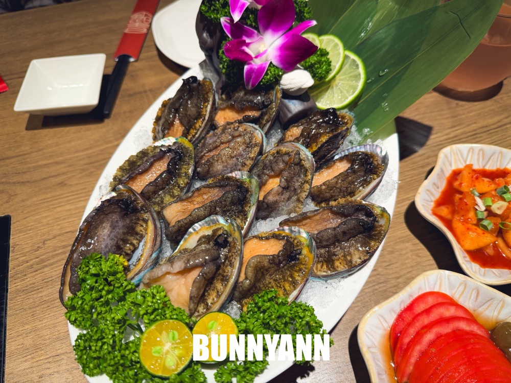 一半的人不知道，是鮑魚雞湯店家，每口都有濃郁膠質，龍蝦買一送一也是主打