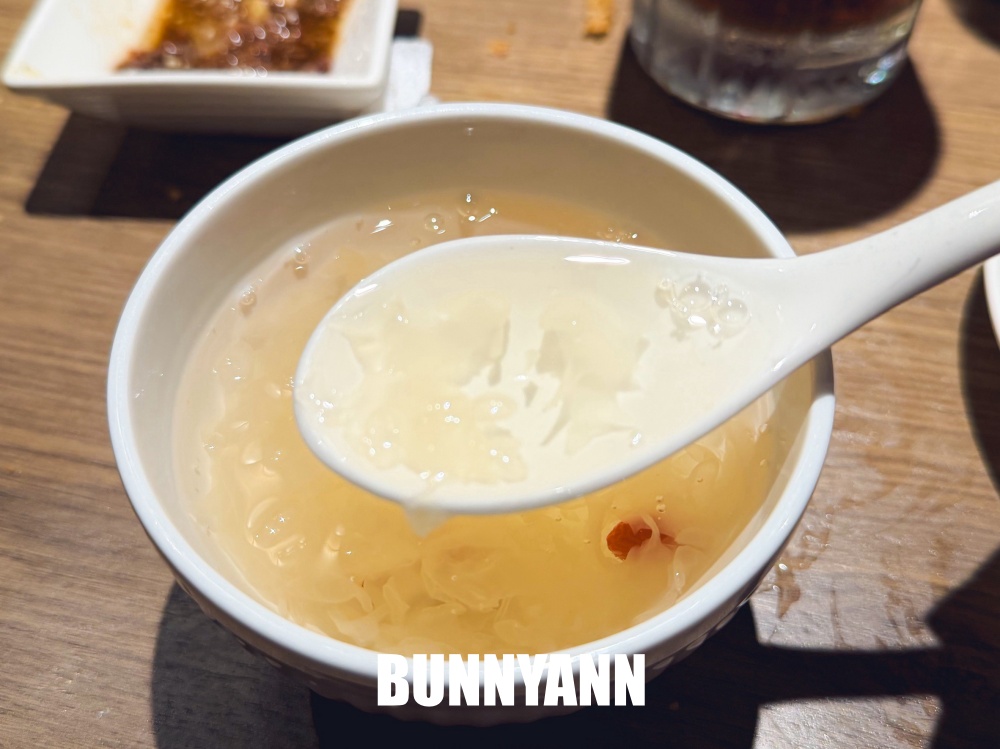 一半的人不知道，是鮑魚雞湯店家，每口都有濃郁膠質，龍蝦買一送一也是主打