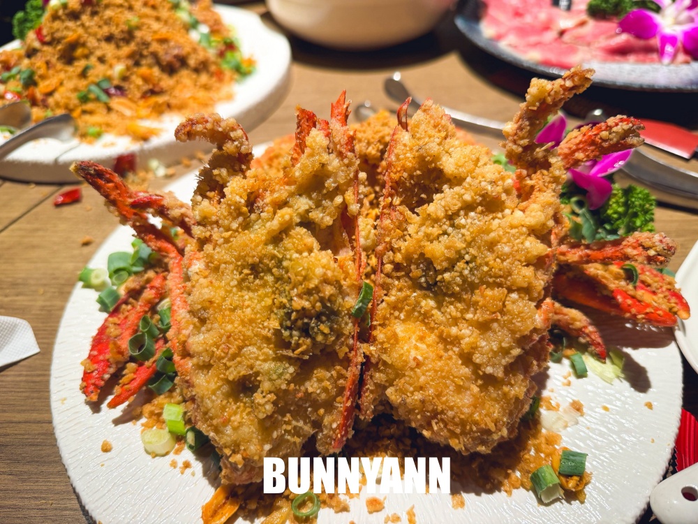 一半的人不知道，是鮑魚雞湯店家，每口都有濃郁膠質，龍蝦買一送一也是主打