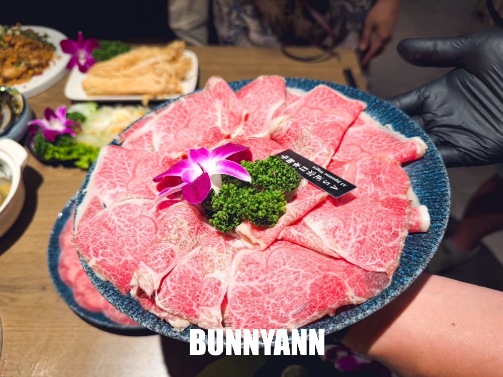 一半的人不知道，是鮑魚雞湯店家，每口都有濃郁膠質，龍蝦買一送一也是主打