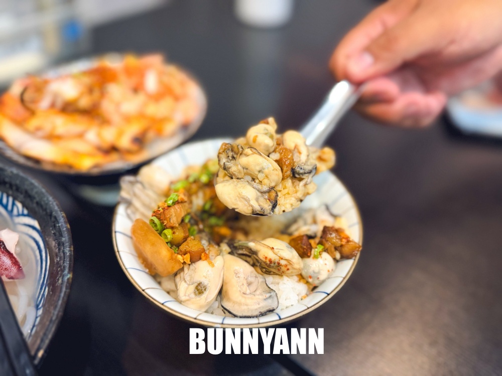 一半人不知道，是蚵仔蓋飯，點個一碗有三十多顆，小卷米粉也是主打