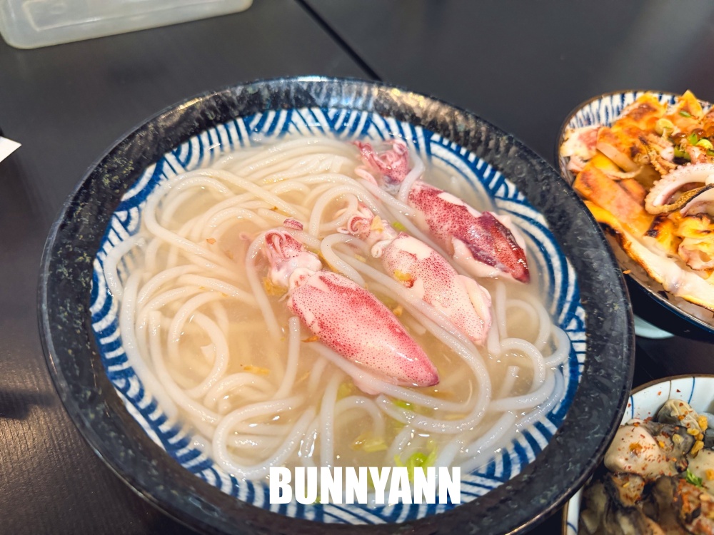 一半人不知道,是蚵仔蓋飯,點個一碗有三十多顆,小卷米粉也是主打 一半人不知道,是蚵仔蓋飯,點個一碗有三十多顆,小卷米粉也是主打