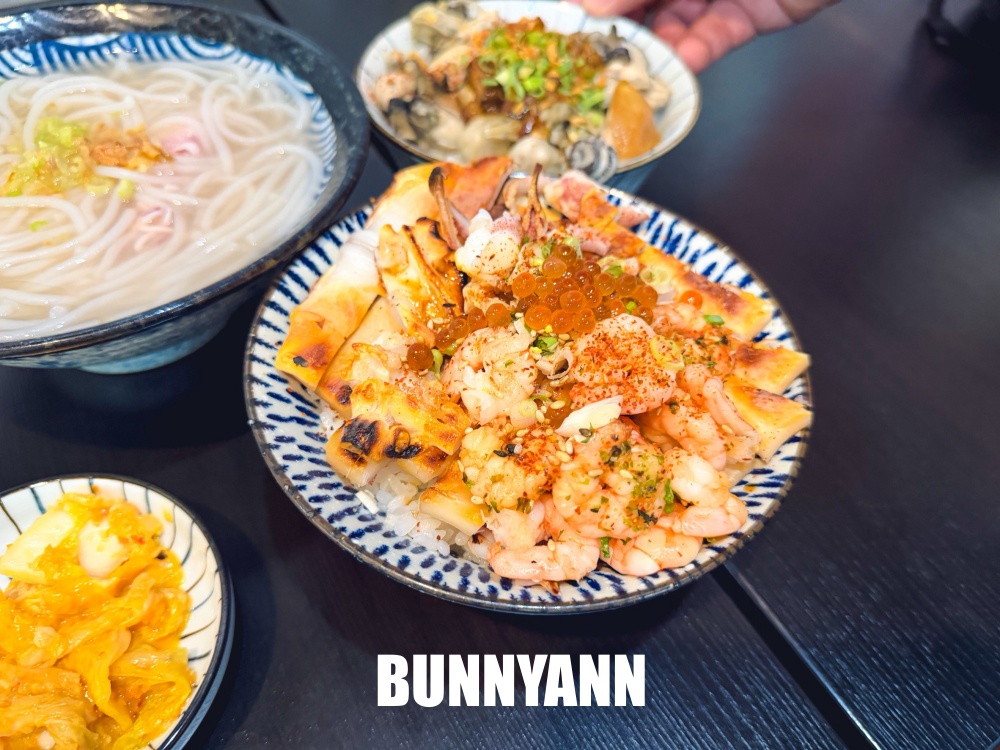 一半人不知道，是蚵仔蓋飯，點個一碗有三十多顆，小卷米粉也是主打
