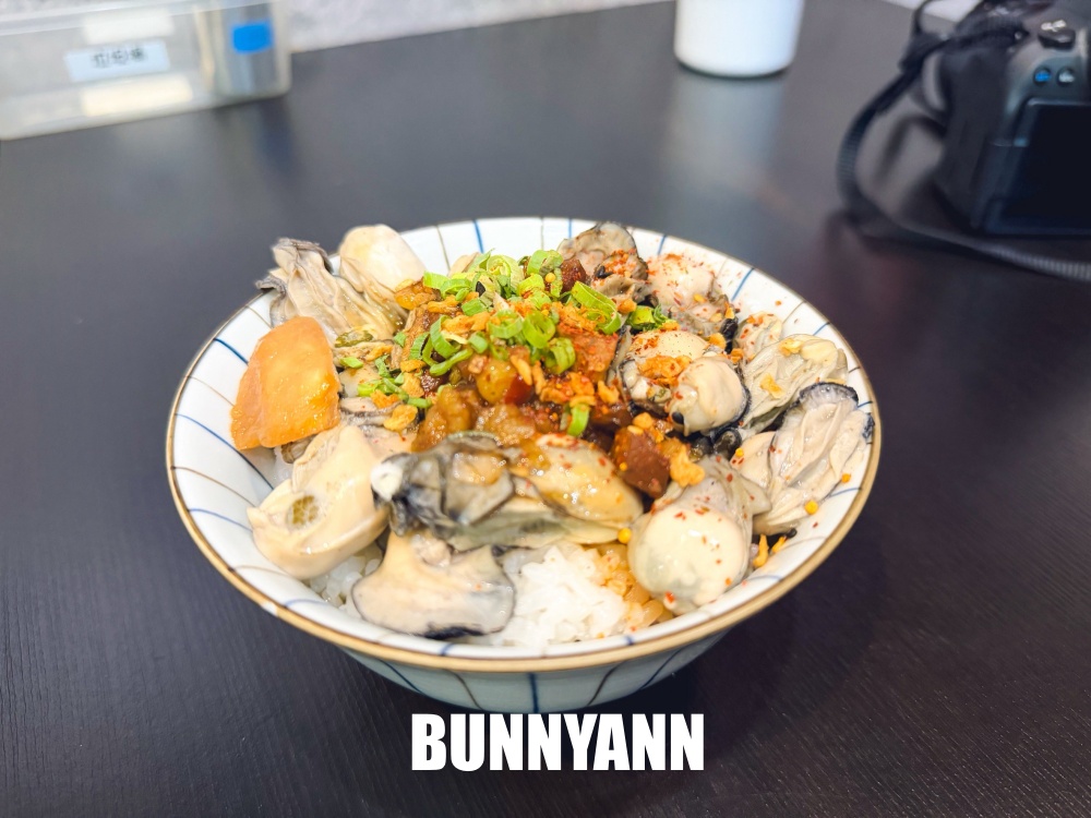一半人不知道，是蚵仔蓋飯，點個一碗有三十多顆，小卷米粉也是主打