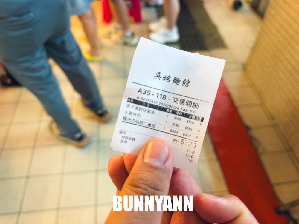 一半人不知道,是蚵仔蓋飯,點個一碗有三十多顆,小卷米粉也是主打 一半人不知道,是蚵仔蓋飯,點個一碗有三十多顆,小卷米粉也是主打
