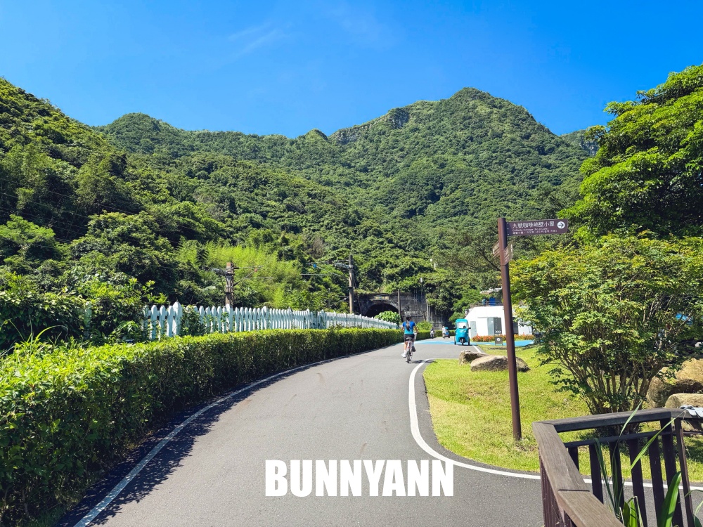 很多人不知道，是舊鐵路單車道，來回一小時不會累，海景有夠美麗