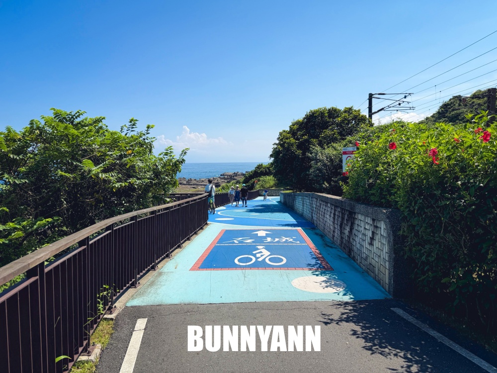 很多人不知道，是舊鐵路單車道，來回一小時不會累，海景有夠美麗