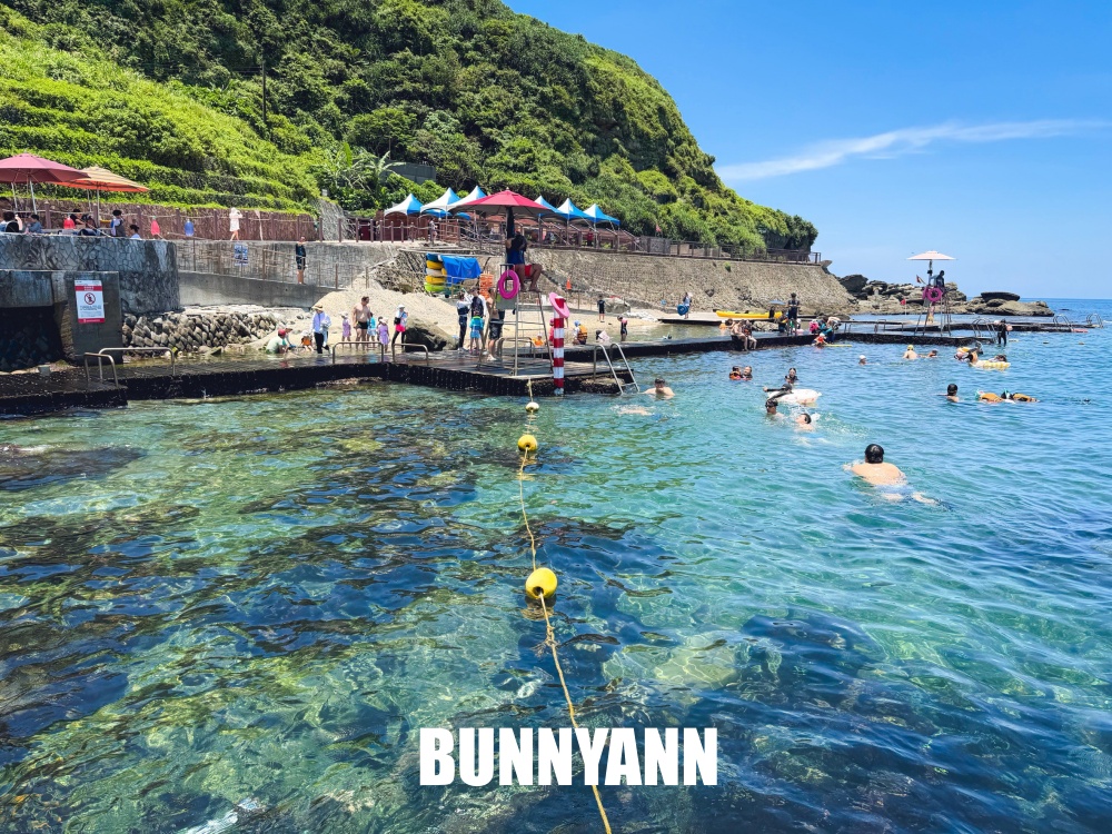 誰說海邊沒人來玩，就是海水戲水池，海上步道與海景美到不行
