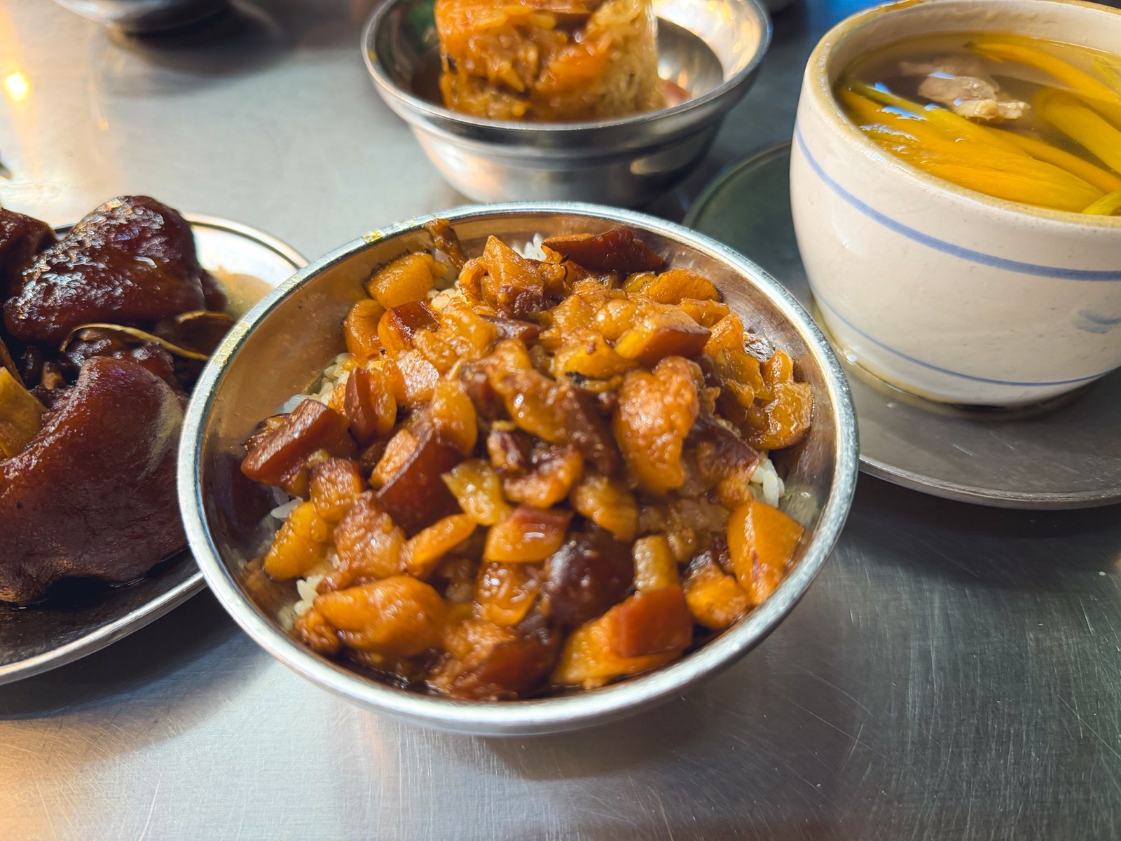 台北【曉迪筒仔米糕】銷魂滷肉飯和芋頭排骨酥湯必吃