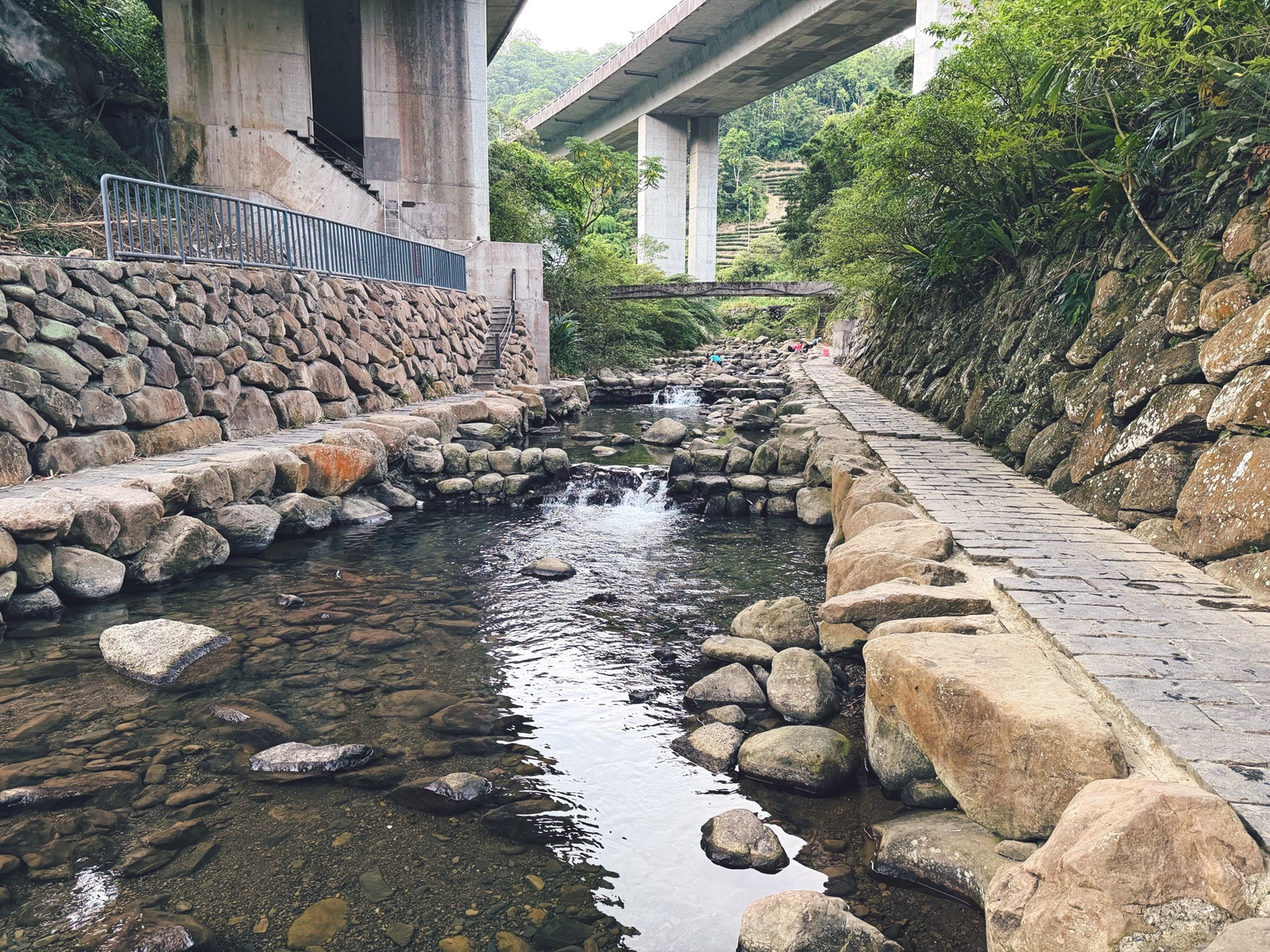 新北【北勢溪自行車道】橋下走一分鐘就到的在地人玩水去處，地點公開!!