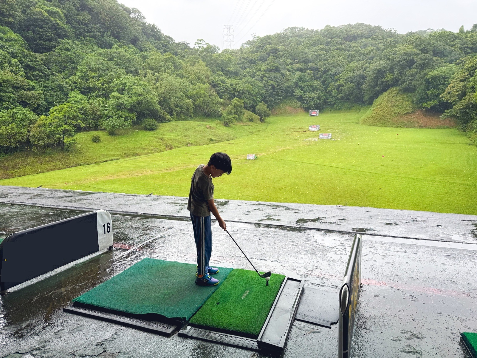 地點位於山邊,卻是用餐就請你打高爾夫球,店內是山景與球場景色真強 地點位於山邊,卻是用餐就請你打高爾夫球,店內是山景與球場景色真強