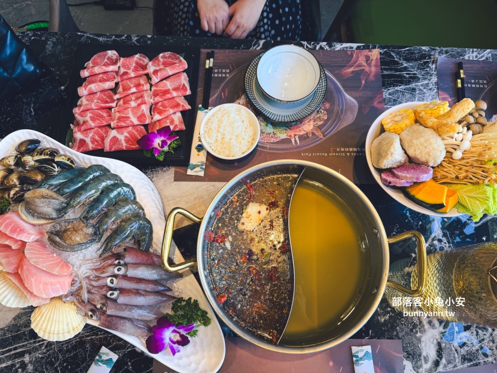 新北【亮山川休閒農場】最大特色就是園區內那條繽紛吸睛的彩色鋼構步道！