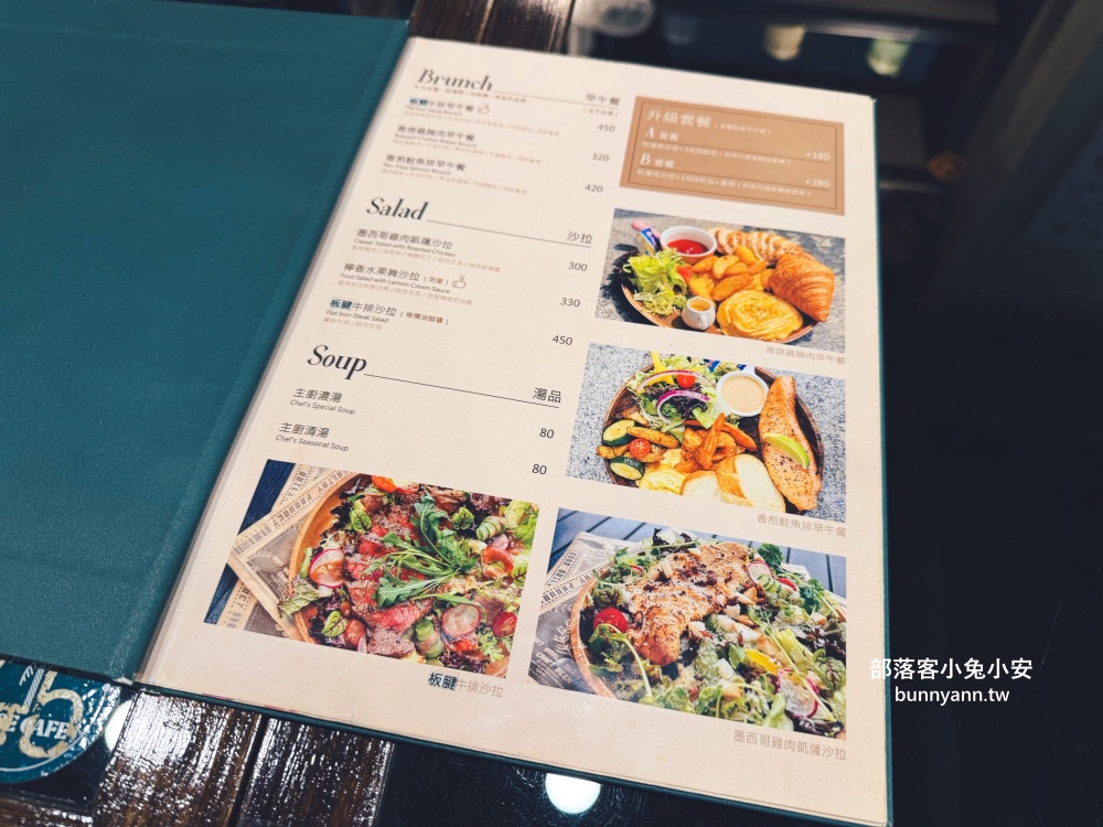 地點位於山邊,卻是用餐就請你打高爾夫球,店內是山景與球場景色真強 地點位於山邊,卻是用餐就請你打高爾夫球,店內是山景與球場景色真強