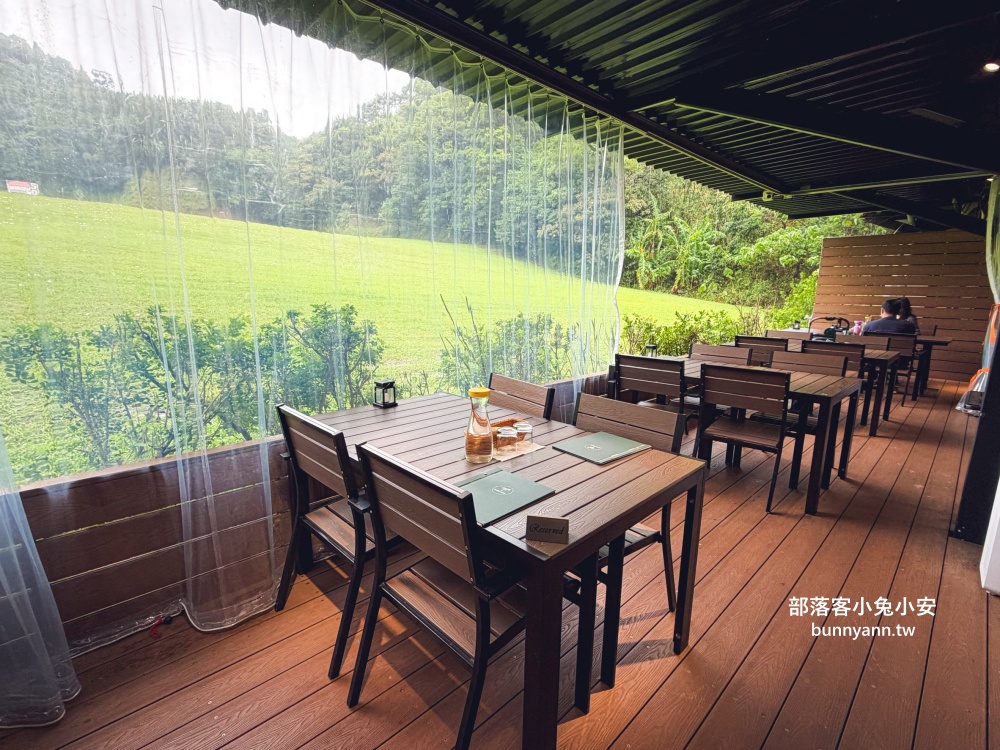 地點位於山邊,卻是用餐就請你打高爾夫球,店內是山景與球場景色真強 地點位於山邊,卻是用餐就請你打高爾夫球,店內是山景與球場景色真強