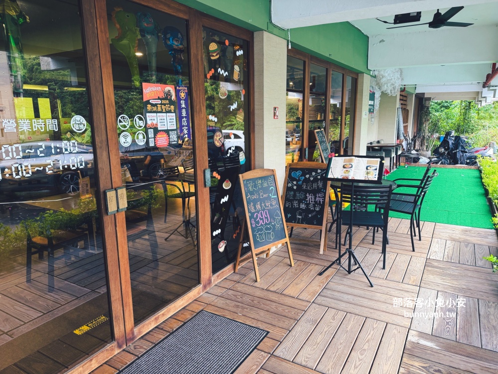 地點位於山邊,卻是用餐就請你打高爾夫球,店內是山景與球場景色真強 地點位於山邊,卻是用餐就請你打高爾夫球,店內是山景與球場景色真強