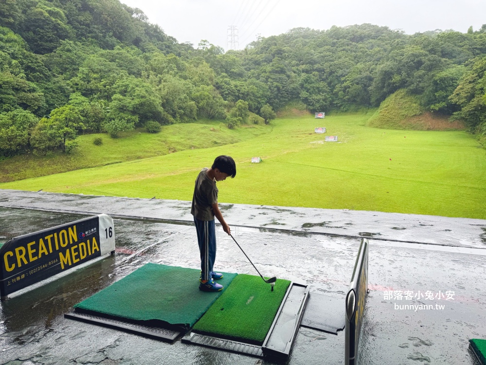 地點位於山邊,卻是用餐就請你打高爾夫球,店內是山景與球場景色真強 地點位於山邊,卻是用餐就請你打高爾夫球,店內是山景與球場景色真強