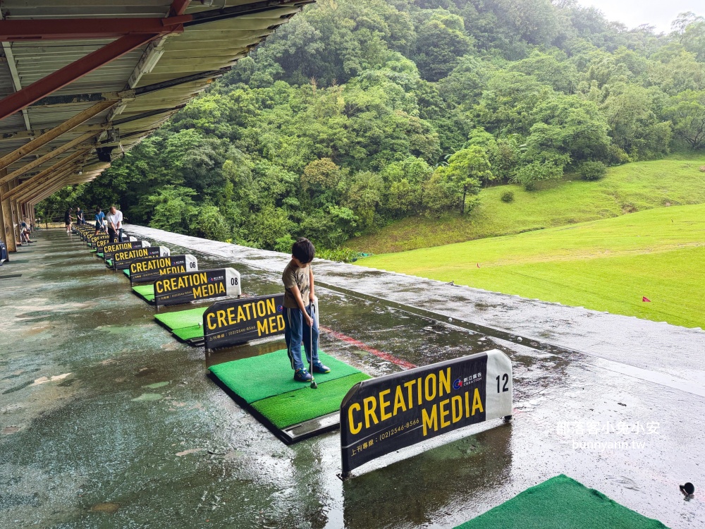 地點位於山邊,卻是用餐就請你打高爾夫球,店內是山景與球場景色真強 地點位於山邊,卻是用餐就請你打高爾夫球,店內是山景與球場景色真強