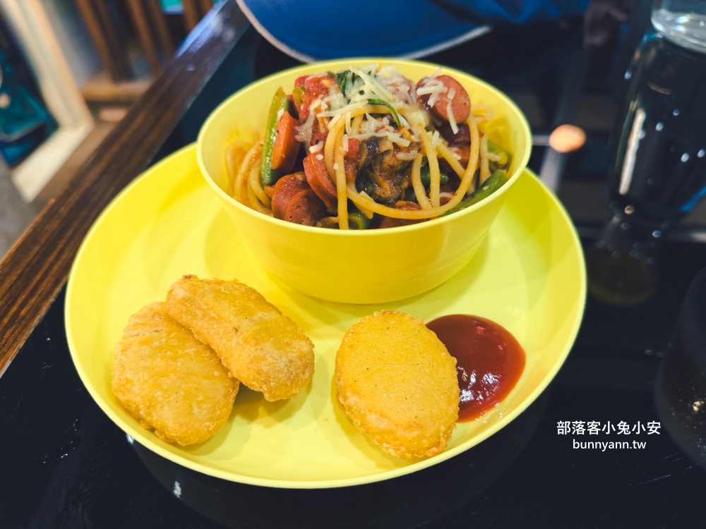 地點位於山邊,卻是用餐就請你打高爾夫球,店內是山景與球場景色真強 地點位於山邊,卻是用餐就請你打高爾夫球,店內是山景與球場景色真強