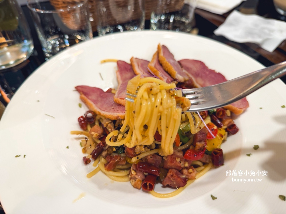 地點位於山邊,卻是用餐就請你打高爾夫球,店內是山景與球場景色真強 地點位於山邊,卻是用餐就請你打高爾夫球,店內是山景與球場景色真強