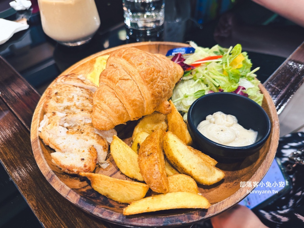 地點位於山邊,卻是用餐就請你打高爾夫球,店內是山景與球場景色真強 地點位於山邊,卻是用餐就請你打高爾夫球,店內是山景與球場景色真強