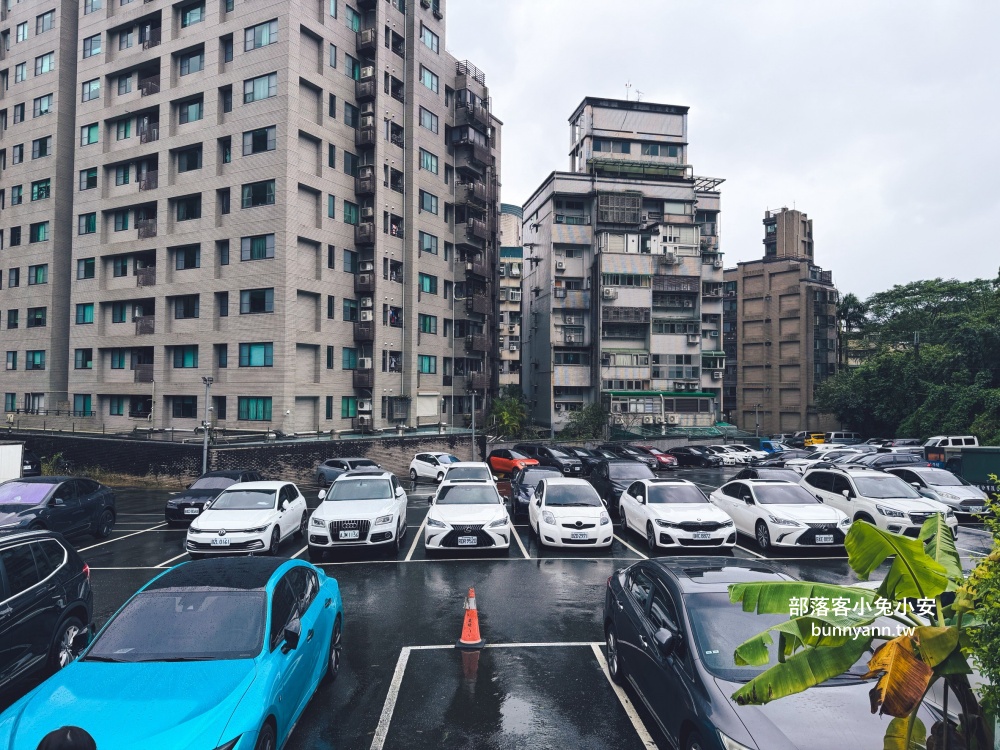 地點位於山邊,卻是用餐就請你打高爾夫球,店內是山景與球場景色真強 地點位於山邊,卻是用餐就請你打高爾夫球,店內是山景與球場景色真強