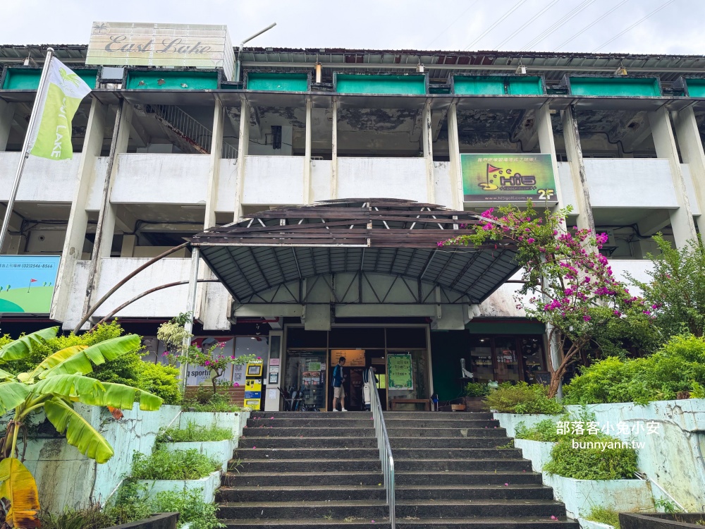 地點位於山邊,卻是用餐就請你打高爾夫球,店內是山景與球場景色真強 地點位於山邊,卻是用餐就請你打高爾夫球,店內是山景與球場景色真強